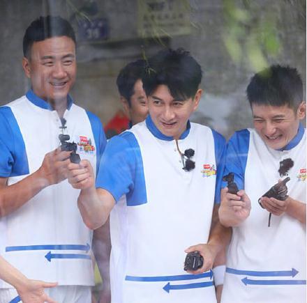 吴奇隆|摆脱油腻大叔，50岁吴奇隆颜值回春，和52岁胡军同框像两代人