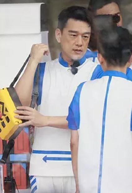 吴奇隆|摆脱油腻大叔，50岁吴奇隆颜值回春，和52岁胡军同框像两代人