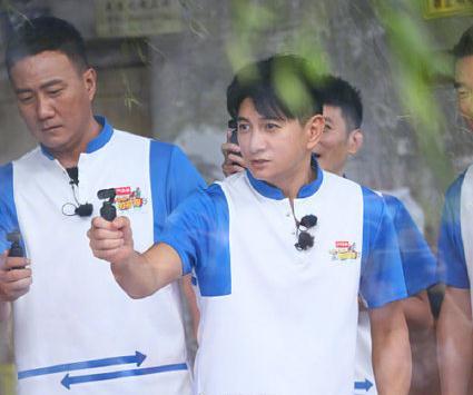 吴奇隆|摆脱油腻大叔，50岁吴奇隆颜值回春，和52岁胡军同框像两代人