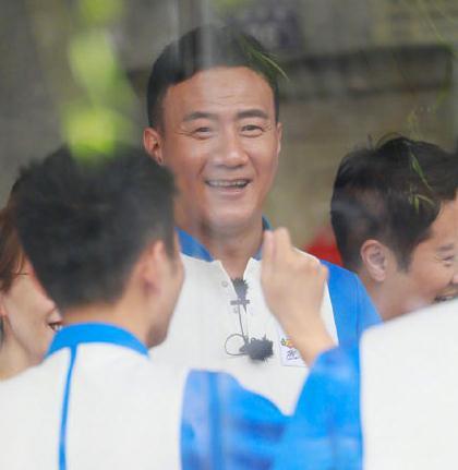 吴奇隆|摆脱油腻大叔，50岁吴奇隆颜值回春，和52岁胡军同框像两代人