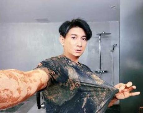 吴奇隆|摆脱油腻大叔，50岁吴奇隆颜值回春，和52岁胡军同框像两代人