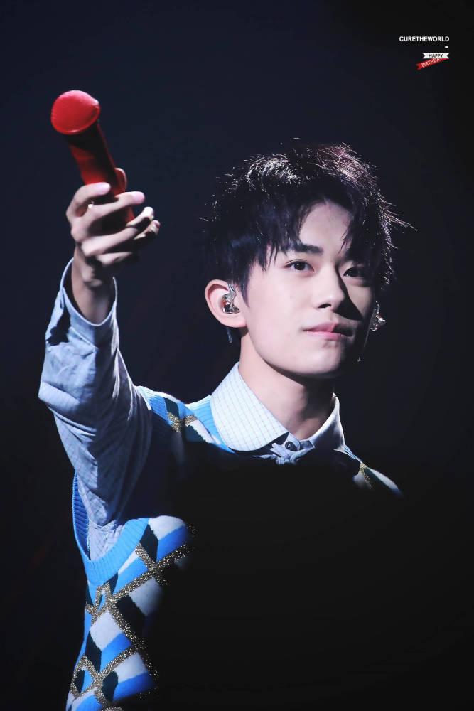 易烊千玺|易烊千玺拍戏期间晒新自拍，完成与粉丝七周年约定，配文有深意