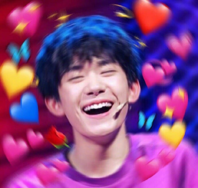 易烊千玺|易烊千玺拍戏期间晒新自拍，完成与粉丝七周年约定，配文有深意