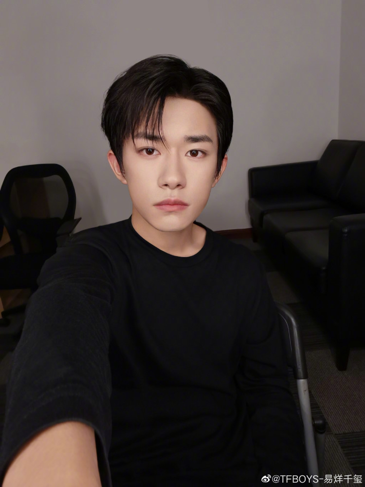 易烊千玺|易烊千玺拍戏期间晒新自拍，完成与粉丝七周年约定，配文有深意