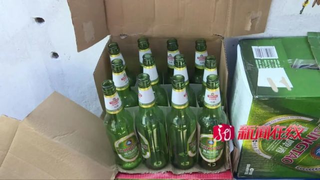 烧烤店室外的餐桌中间停了一辆摩托车,男子骑着这辆摩托车,在餐桌之间