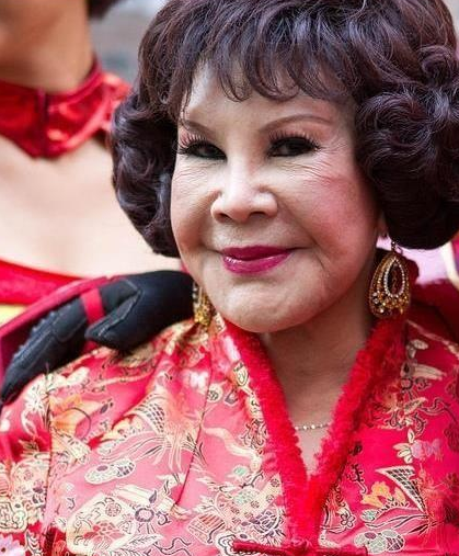 她被刘銮雄称作"殡仪之星",为自己办过"葬礼",赌王葬礼因为丑被骂吓人