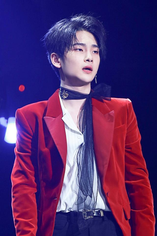 周震南|00后流量彻底放飞自我？涂紫色口红不忍直视，旁边郎朗比他还辣眼