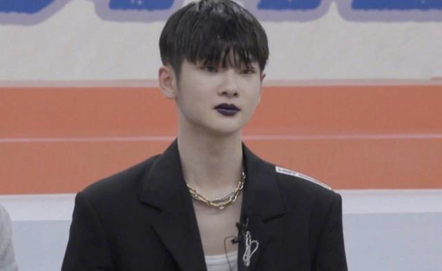 周震南|00后流量彻底放飞自我？涂紫色口红不忍直视，旁边郎朗比他还辣眼