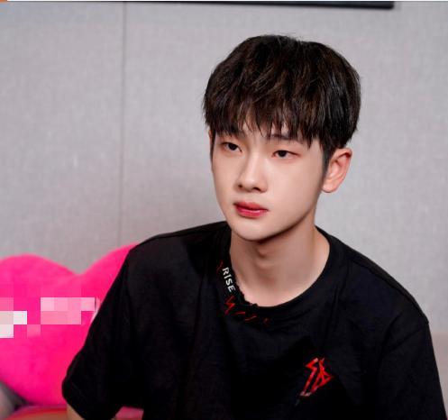 周震南|00后流量彻底放飞自我？涂紫色口红不忍直视，旁边郎朗比他还辣眼