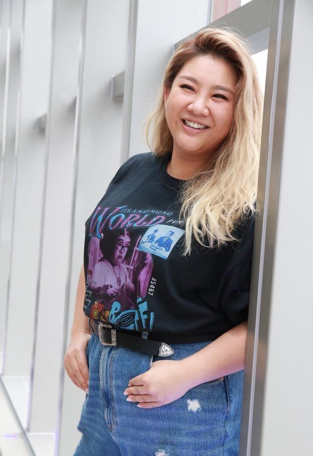 郑欣宜"重磅"现身太吸睛,圆领短袖搭配破洞牛仔裤,越来越自信