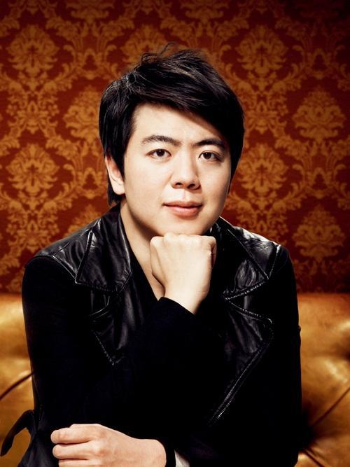 周震南|00后流量彻底放飞自我？涂紫色口红不忍直视，旁边郎朗比他还辣眼