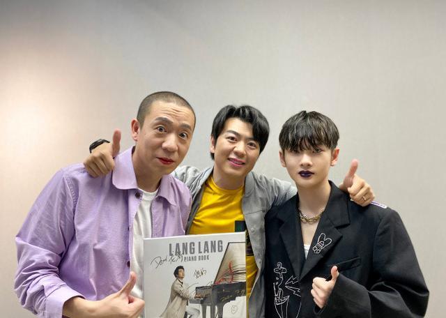 周震南|00后流量彻底放飞自我？涂紫色口红不忍直视，旁边郎朗比他还辣眼