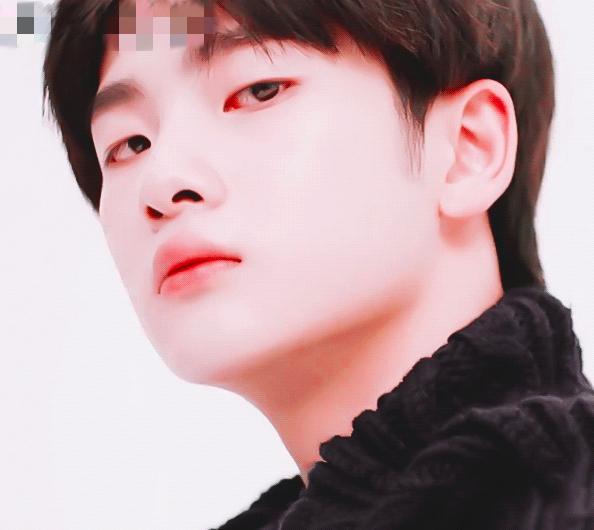 周震南|00后流量彻底放飞自我？涂紫色口红不忍直视，旁边郎朗比他还辣眼