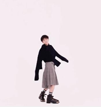 周震南|00后流量彻底放飞自我？涂紫色口红不忍直视，旁边郎朗比他还辣眼