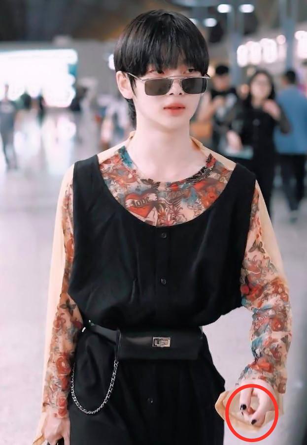 周震南|00后流量彻底放飞自我？涂紫色口红不忍直视，旁边郎朗比他还辣眼