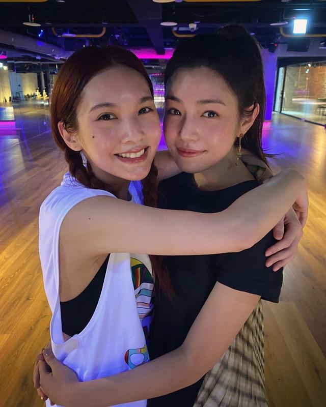 杨丞琳|杨丞琳晒合影，与陈妍希一起健身香汗淋漓，亲密接吻直言舍不得