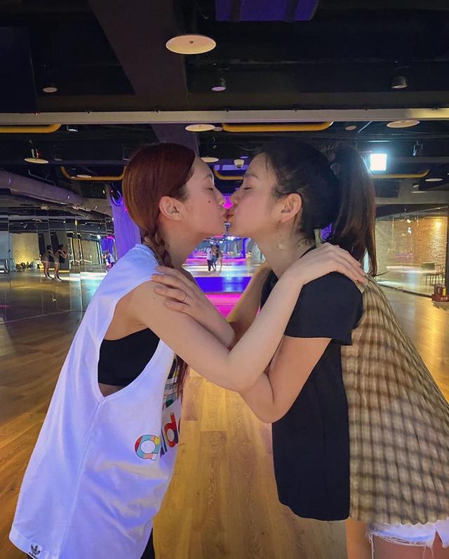 杨丞琳|杨丞琳晒合影，与陈妍希一起健身香汗淋漓，亲密接吻直言舍不得