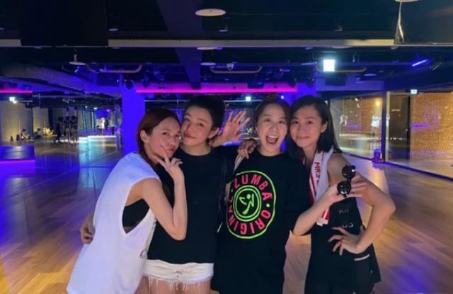杨丞琳|杨丞琳晒合影，与陈妍希一起健身香汗淋漓，亲密接吻直言舍不得