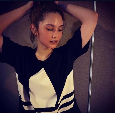 杨丞琳|杨丞琳晒合影，与陈妍希一起健身香汗淋漓，亲密接吻直言舍不得