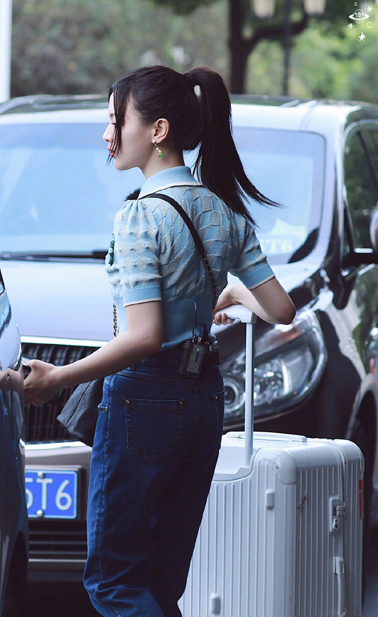 赵丽颖|赵丽颖后又一位当红女星录《中餐厅》，路透照曝光：身材难分伯仲