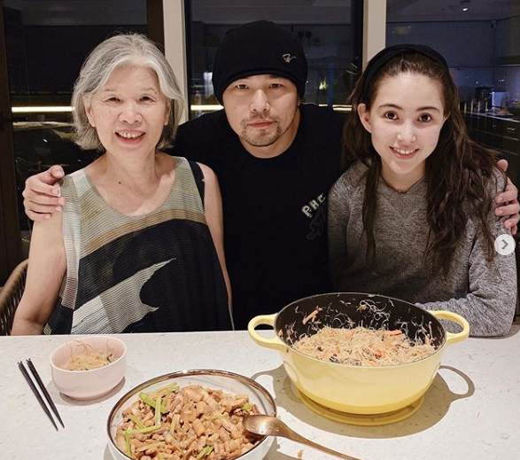 周杰伦|周杰伦吃面遭餐厅偷拍PO网后，连续发文炮轰：这是一家餐厅该有的服务吗