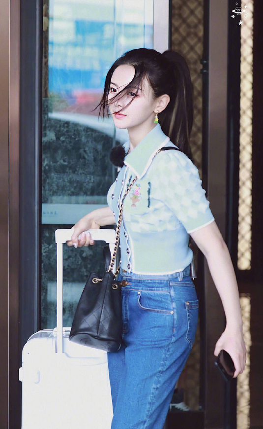 赵丽颖|赵丽颖后又一位当红女星录《中餐厅》，路透照曝光：身材难分伯仲