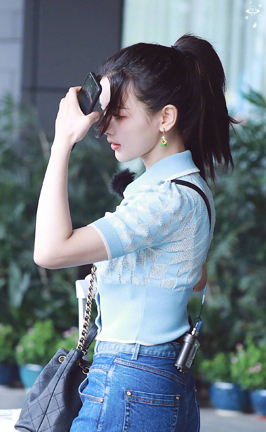 赵丽颖|赵丽颖后又一位当红女星录《中餐厅》，路透照曝光：身材难分伯仲