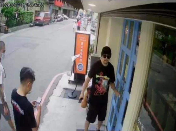 周杰伦|周杰伦吃面遭餐厅偷拍PO网后，连续发文炮轰：这是一家餐厅该有的服务吗