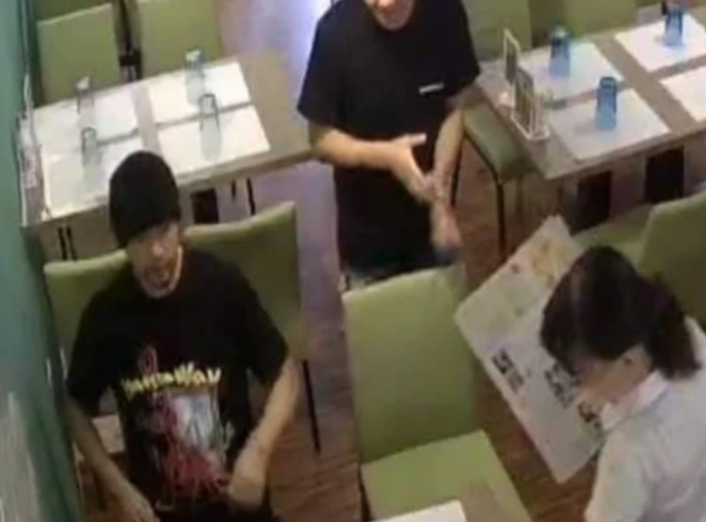 周杰伦|周杰伦吃面遭餐厅偷拍PO网后，连续发文炮轰：这是一家餐厅该有的服务吗
