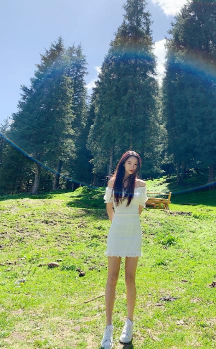 广东男篮拉拉队队长黄逸辉最新晒出了自己的一组出游照,阳光下,本就