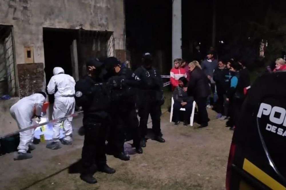 圣塔菲|14岁少女出门见男友彻夜未归，第二天下午尸体就被扔在她家门口