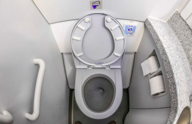 厕所里出现"机上有炸弹"的字条,英国瑞安航空一架飞机紧急迫降