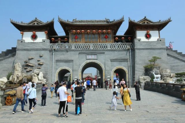 白鹿仓投资控股集团与碧桂园生活服务集团签署战略合作协议