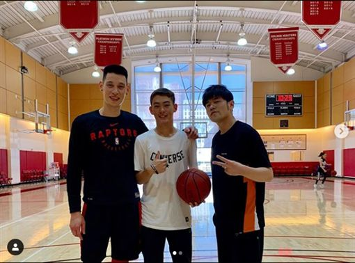 周杰伦|周杰伦吃面遭餐厅偷拍PO网后，连续发文炮轰：这是一家餐厅该有的服务吗