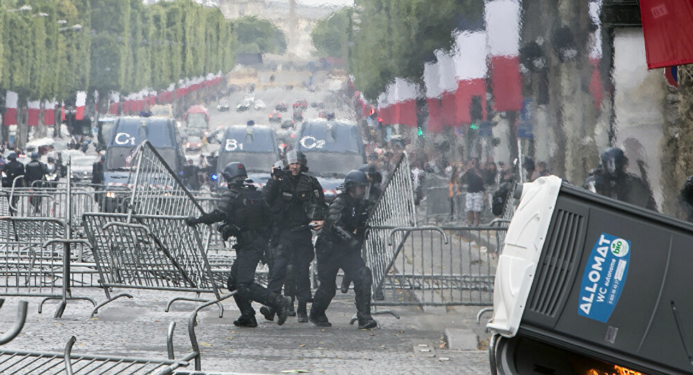 阅兵仪式|法国国庆日举行阅兵 附近广场聚集抗议者 很多人不戴口罩