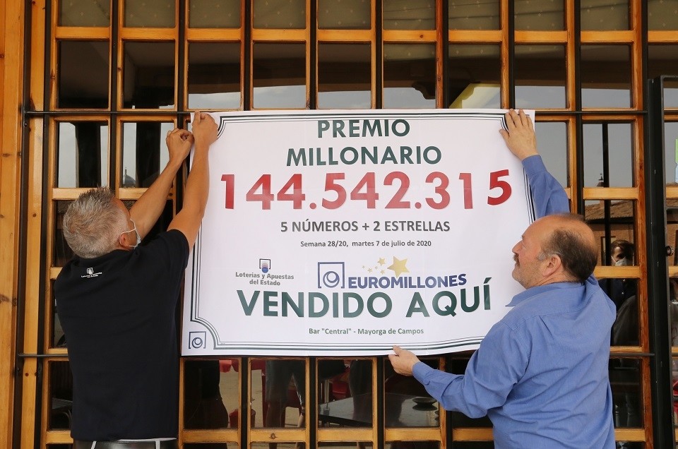 合买|15位好友合买彩票中11.5亿，每人分7600万不敢高调庆祝