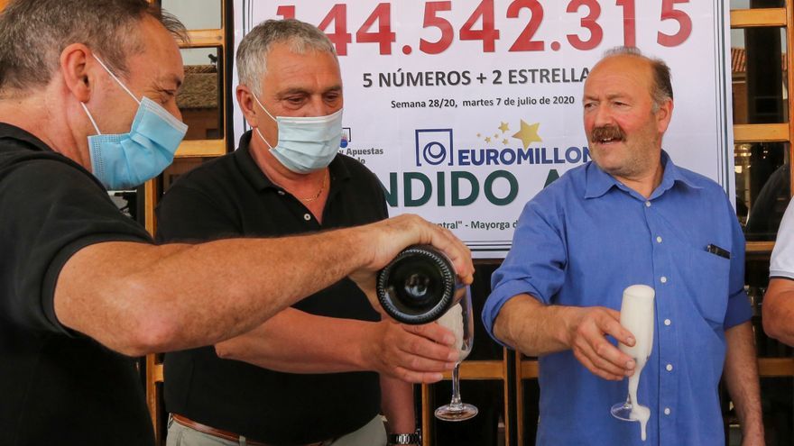 合买|15位好友合买彩票中11.5亿，每人分7600万不敢高调庆祝