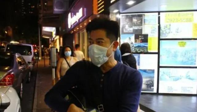 郭富城|郭富城驾驶豪车出行，54岁仍有天王包袱，娇妻乘地铁上班是作秀？