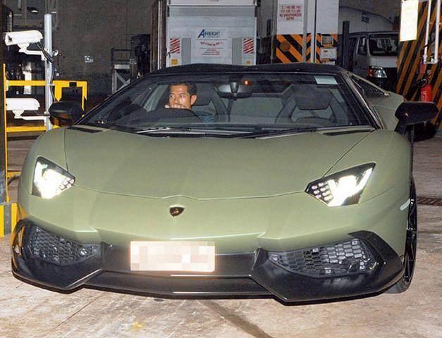 郭富城|郭富城驾驶豪车出行，54岁仍有天王包袱，娇妻乘地铁上班是作秀？