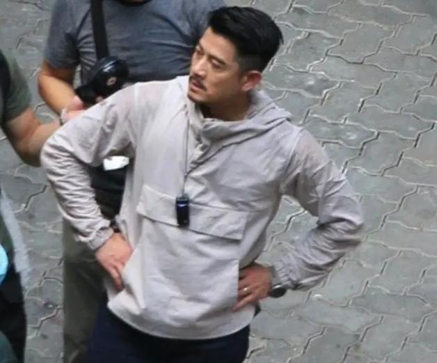 郭富城|郭富城驾驶豪车出行，54岁仍有天王包袱，娇妻乘地铁上班是作秀？