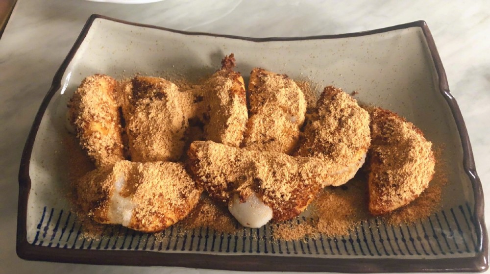 张馨予|馋猫张馨予，满满一盘8个黄豆粉糍粑，全都被吃光了，不禁感叹：好软糯