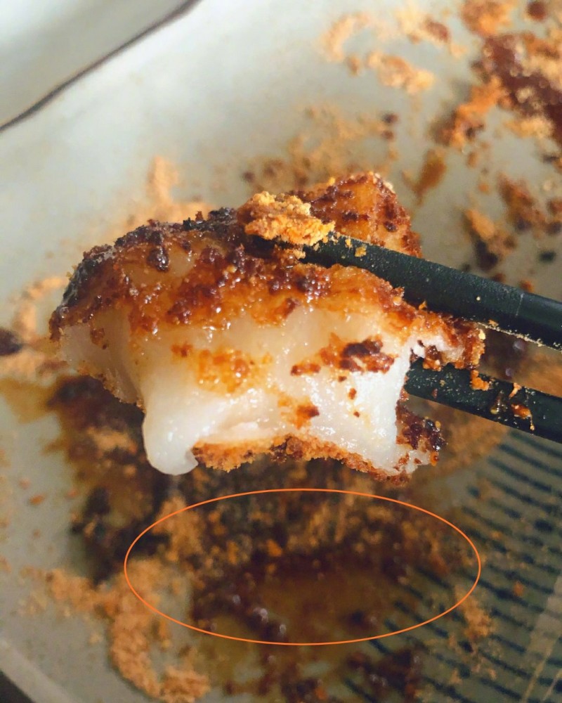 张馨予|馋猫张馨予，满满一盘8个黄豆粉糍粑，全都被吃光了，不禁感叹：好软糯