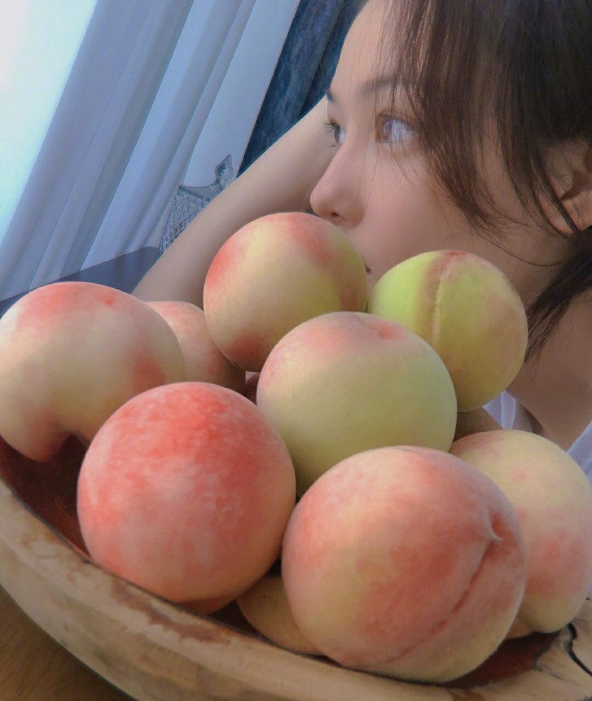 张馨予|馋猫张馨予，满满一盘8个黄豆粉糍粑，全都被吃光了，不禁感叹：好软糯