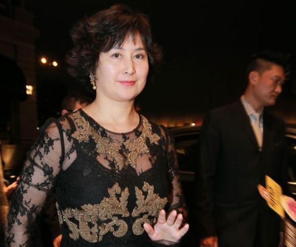 比起何超琼身家超越赌王父母双亡弃千亿家产的何家文才是真豪横