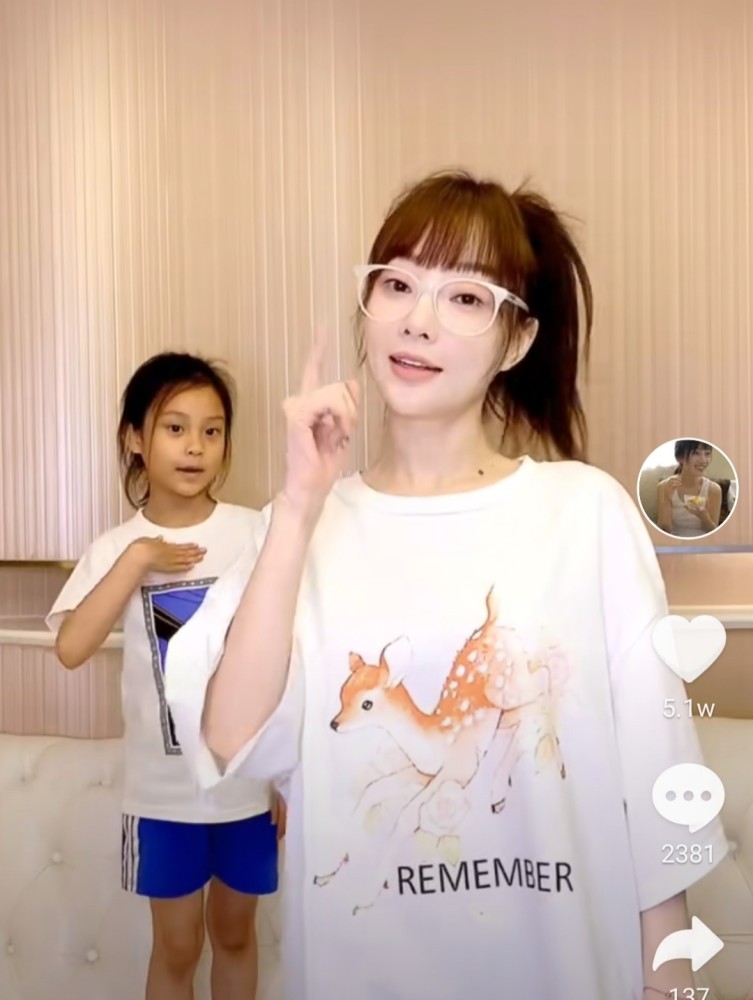 李小璐|李小璐晒和甜馨同框跳舞视频，却被网友指责：她从来不打扮甜馨