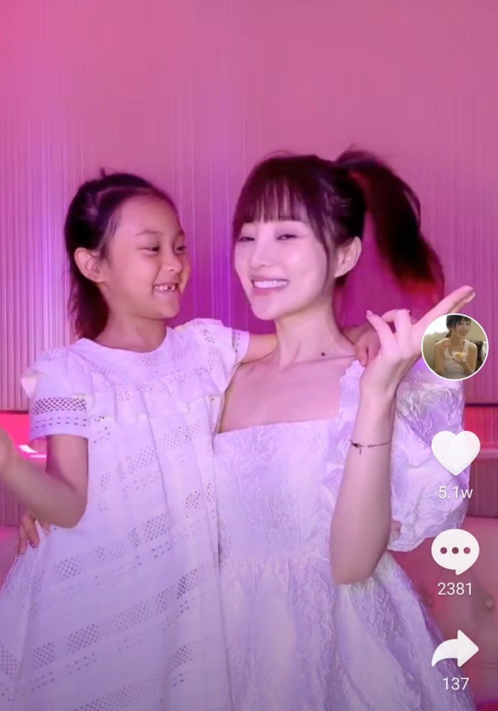 李小璐|李小璐晒和甜馨同框跳舞视频，却被网友指责：她从来不打扮甜馨