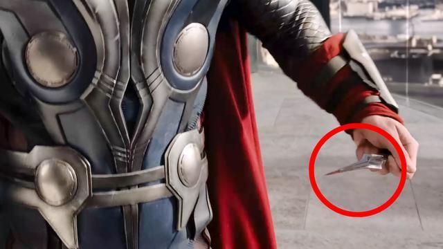 但在《复联1》中洛基却轻松用他的匕首捅伤了雷神.