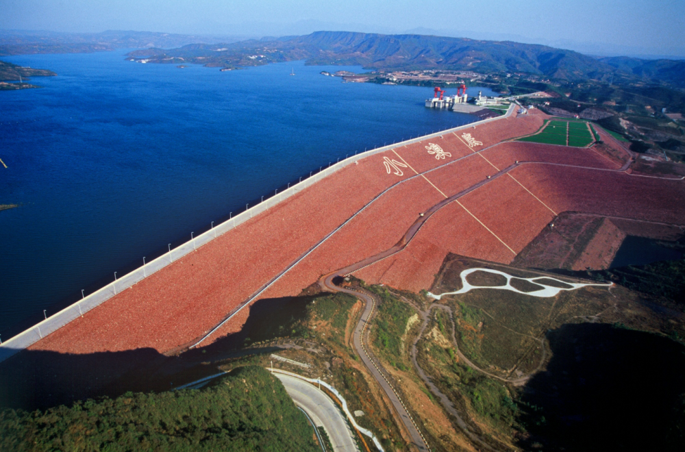 黄河的堤坝正是由于古代黄河非常容易泛滥成灾,黄河的治理也是历代