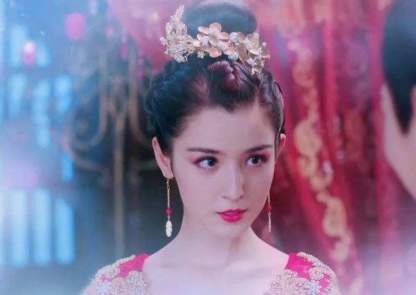 颜值|娱乐圈又出新疆美女，颜值力压热巴，新剧刚上线就把女主压得死死的！