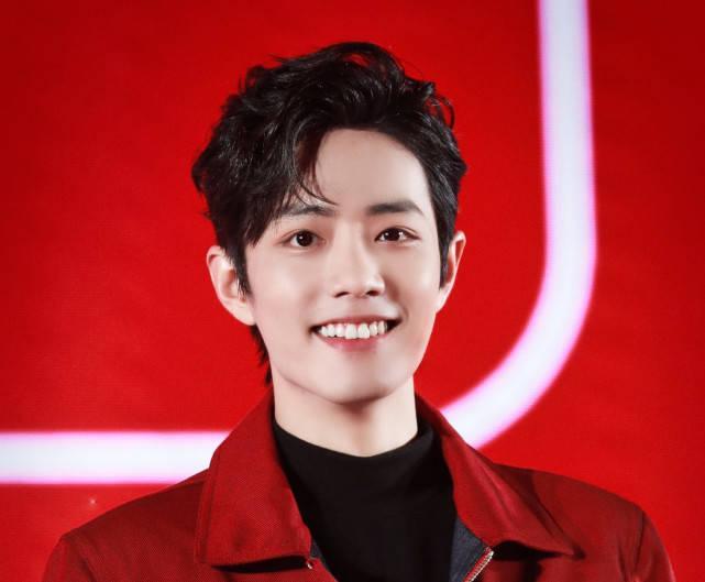 肖战|肖战广告牌被放角落里，网友谴责品牌商，是不是没把“虾”放在眼里？